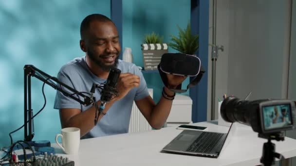 Homem falando sobre óculos VR na câmera para recomendação — Vídeo de Stock