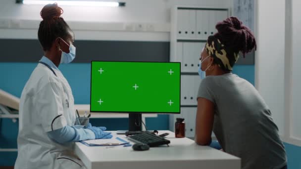病人和医生在监视器上看水平绿色屏幕 — 图库视频影像