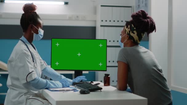 Médico afroamericano y paciente mirando la pantalla verde — Vídeos de Stock