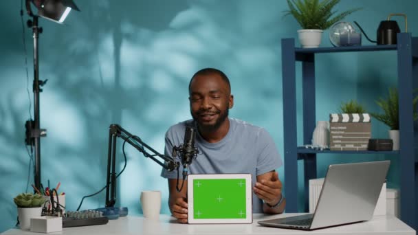 Vlogger noir montrant la tablette avec écran vert horizontal — Video