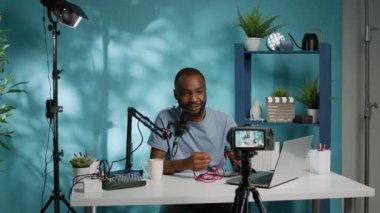 Blog yazarı kamerada modern kulaklıklar için inceleme yapıyor