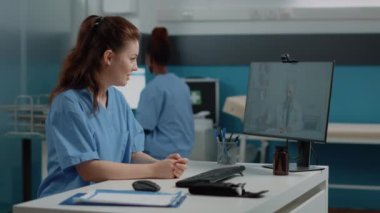 Hemşire bilgisayardaki doktorla konuşmak için video çağrısı yapıyor.