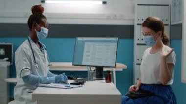 Beyaz bir hasta, sağlık görevlisine ağrıyı ve belirtileri açıklıyor.