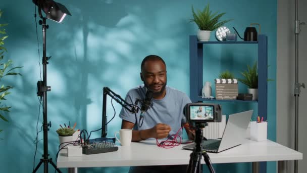 Blog yazarı kamerada modern kulaklıklar için inceleme yapıyor — Stok video
