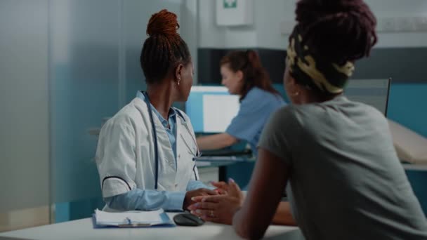 Arzt erklärt kranken Patienten Röntgenbild auf Tablet — Stockvideo