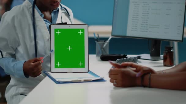 Nahaufnahme eines Arztes, der Tablette mit grünem Bildschirm senkrecht hält — Stockvideo