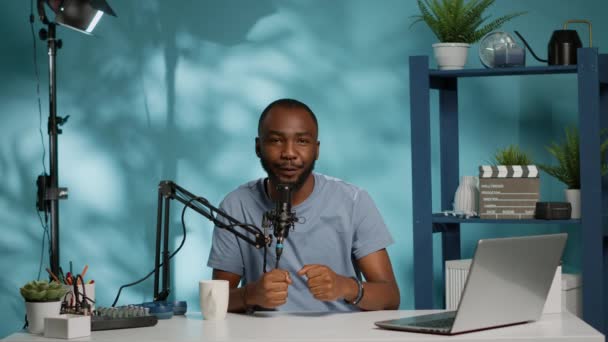Influenceur afro-américain tenant boîte cadeau sur la caméra — Video