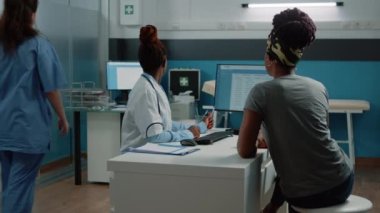 Sıhhiye bilgisayardaki tıbbi bilgileri hastaya açıklıyor