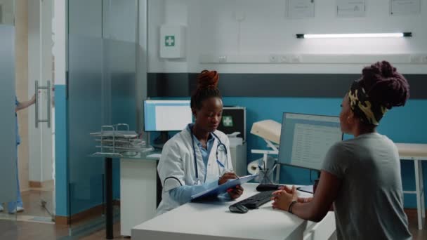 アフリカ系アメリカ人の医師と患者は — ストック動画