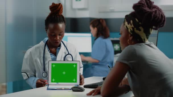 Arzt und Patient schauen auf grünen Bildschirm auf Tablet — Stockvideo