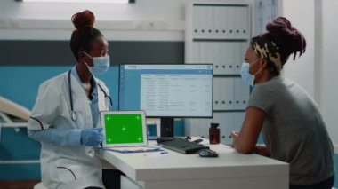 Medic holding yatay yeşil ekran modern tablet