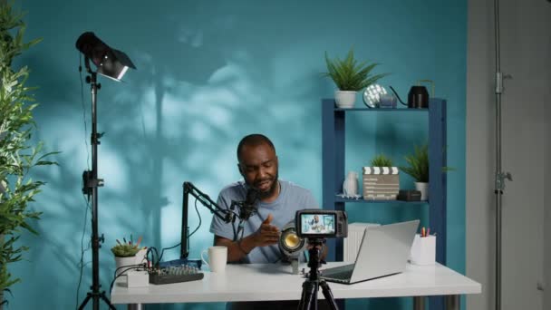 Black influencer parla di luce da studio per la recensione di vlog — Video Stock