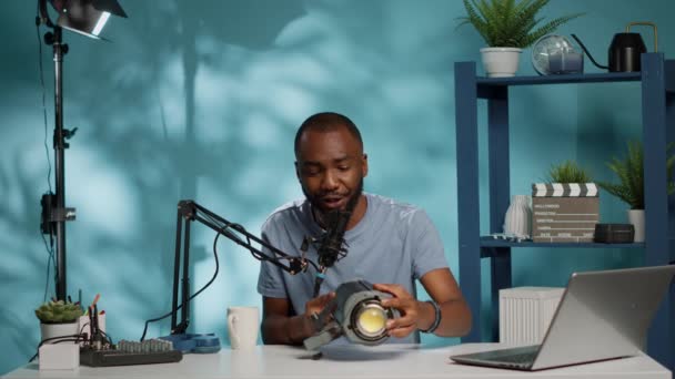 Africano americano vlogger fazendo revisão de produto de luz de estúdio — Vídeo de Stock