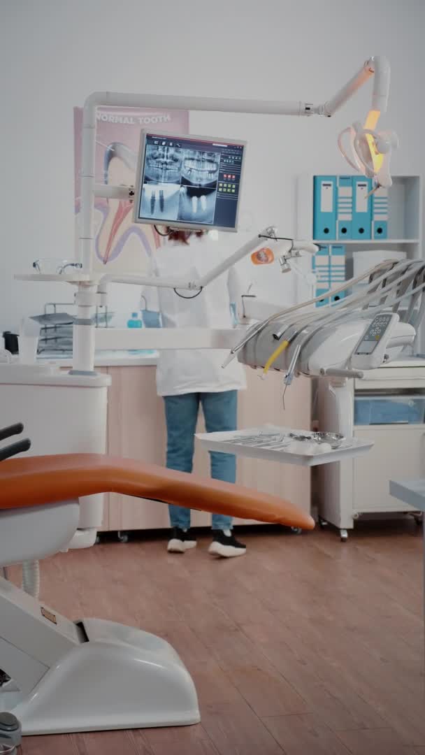 Vertikales Video: Stomatologe benutzt Stuhl mit Werkzeugen für die Zahnpflege — Stockvideo