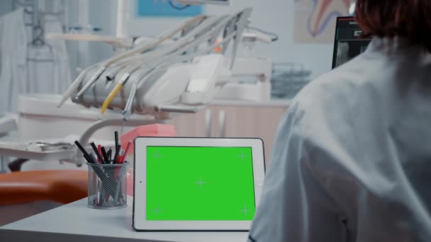 Nahaufnahme eines digitalen Tablets mit horizontalem grünen Bildschirm — Stockvideo