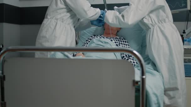 Orvosi csapat védőegyenruhával oxigéncsővel — Stock videók