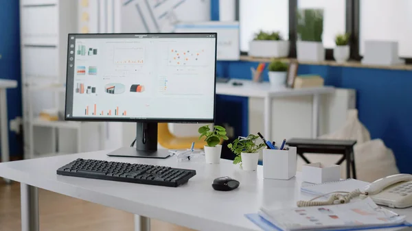 Ingen vid skrivbordet på företagets kontor med dator och verktyg — Stockfoto