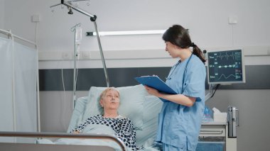 Tıp çalışanı tedavi süreci hakkında notlar alıyor