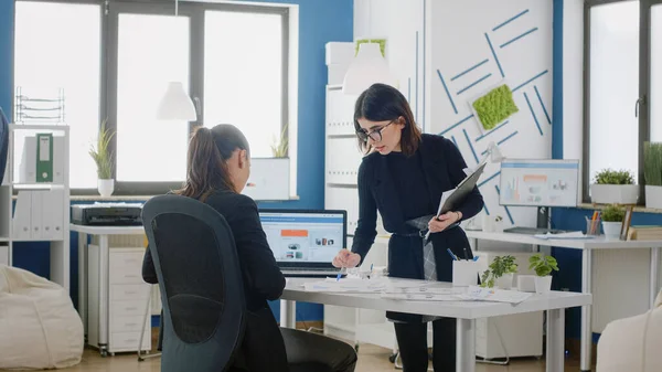 Femmes d'affaires travaillant sur un projet d'entreprise avec des graphiques de données — Photo