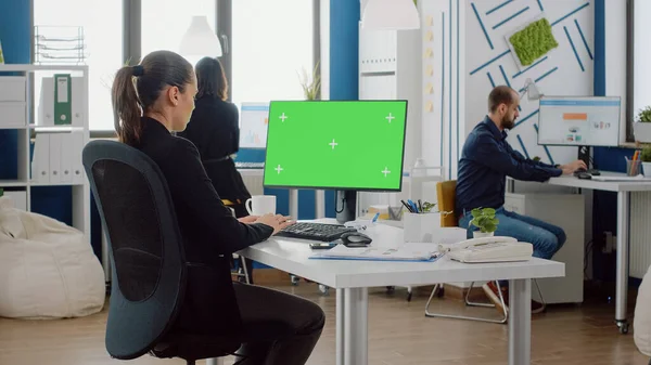 Employé de l'entreprise utilisant un ordinateur avec écran vert horizontal — Photo