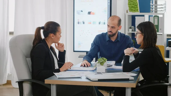 Reunión de colegas para la planificación de proyectos en la oficina corporativa — Foto de Stock