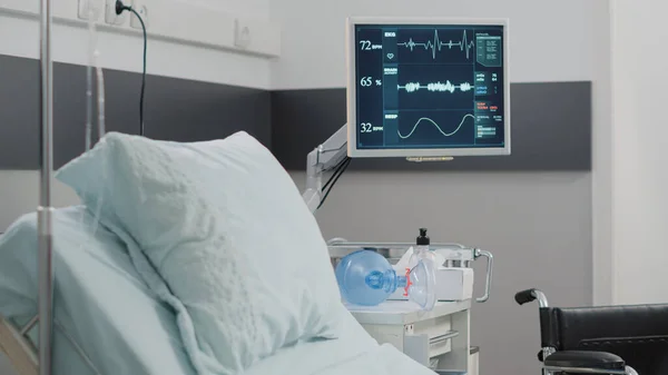 A szívfrekvencia-monitor közelsége az üres kórházi kórteremben — Stock Fotó