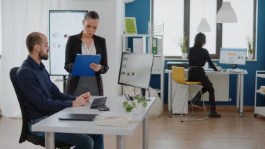 İş geliştirme konusunda birlikte çalışan meslektaşlar