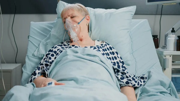 호흡 장애를 막는 산소 튜브를 사용하여 은퇴하는 여성 — 스톡 사진