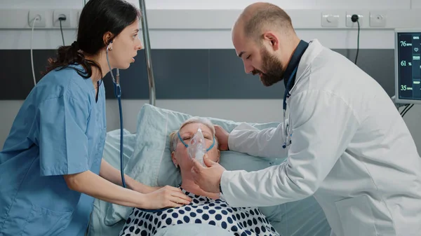 Läkare med syrgasrörsmask för sjuka patienter hyperventilering — Stockfoto