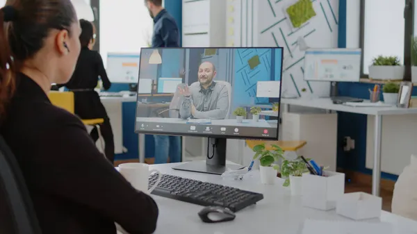 Empresária usando videochamada no computador para reunião com o chefe — Fotografia de Stock