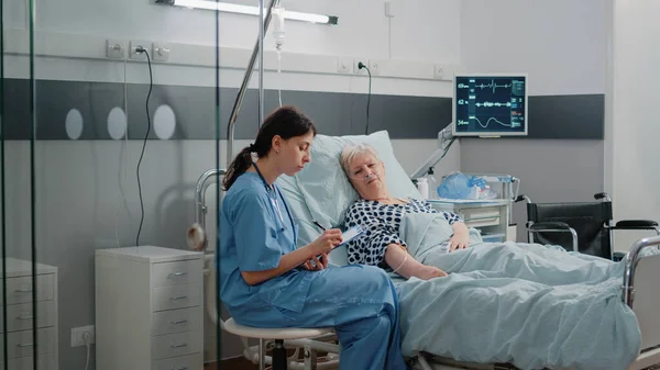 Sjuksköterska gör konsultation med sjuk kvinna för vård — Stockfoto