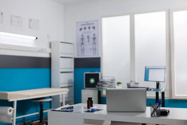 Prázdná lékařská kancelář s vybavením a nástroji — Stock fotografie