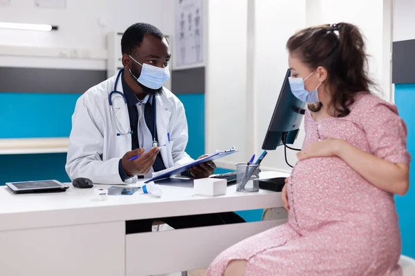 Mulher esperando filho e tendo discussão com o médico — Fotografia de Stock