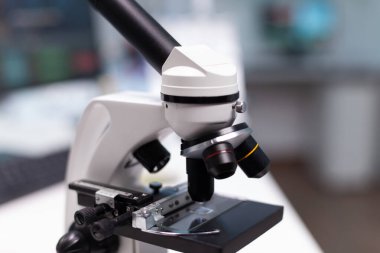 Bilim laboratuarında şeffaf tepsi ile mikroskobu kapat