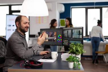 Multimedya yaratıcısı istemciyle görüntülü konuşma yapıyor