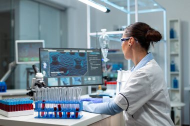 Bilimsel mikrobiyolog, sağlık tedavisini geliştiren tıbbi hastalıkları analiz ediyor.