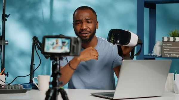 Vlogger sosteniendo vasos vr para revisión de producto con cámara — Foto de Stock