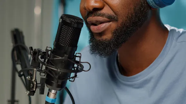 Close up of vlogger using microphone for online podcast — Stock Photo, Image