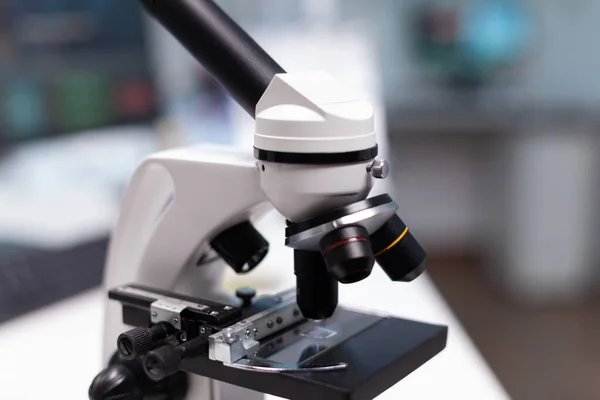 Close-up van microscoop met transparant dienblad in wetenschappelijk laboratorium — Stockfoto