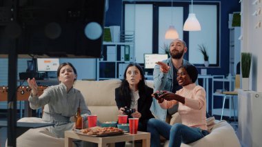 Kızgın kadın işten sonra TV konsolunda video oyunu kaybediyor.