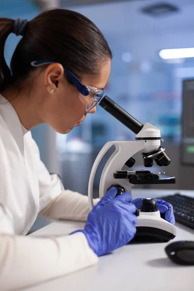 Médico farmacéutico analizando muestra de ADN utilizando microscopio médico —  Fotos de Stock