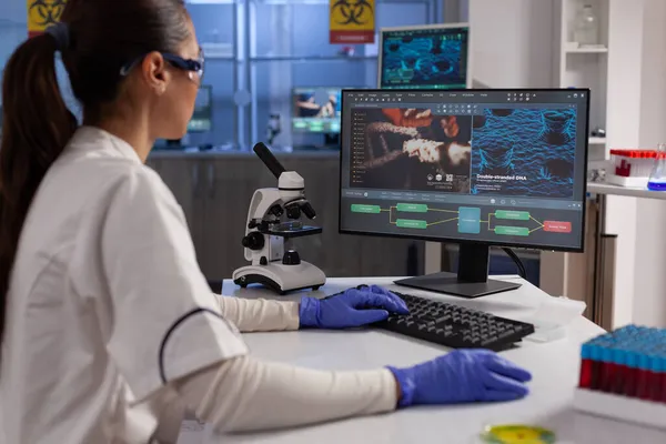 Chimico medico donna analizzando competenze virus sul computer — Foto Stock