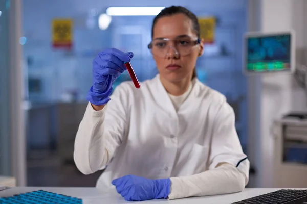 Bióloga investigadora mujer sosteniendo vacutainer con sangre infectada —  Fotos de Stock