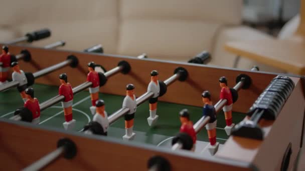Primer plano de la mesa de juego de futbolín para hacer actividades divertidas y entretenimiento — Vídeo de stock