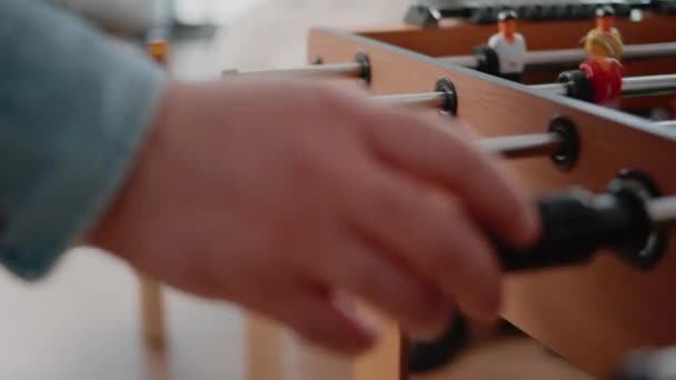 Primer plano del hombre jugando al fútbol en la mesa de futbolín — Vídeo de stock