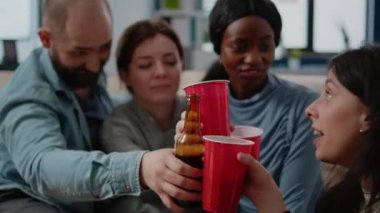 İşten sonra bira bardaklarını tokuşturan bir grup iş arkadaşı.