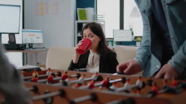 Retrato de una mujer de negocios bebiendo cerveza de la taza después del trabajo — Vídeo de stock