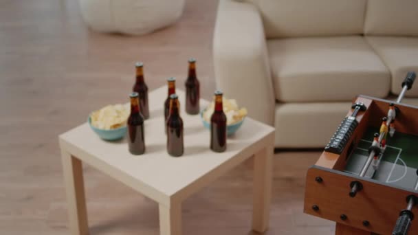 テーブルの上で軽食とサッカーの試合やビールのボトルを閉じます — ストック動画