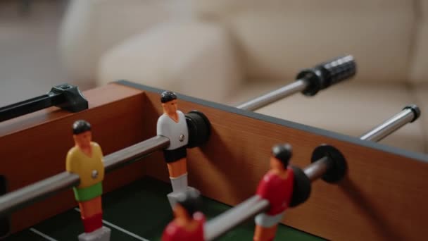 Κοντινό πλάνο των παικτών στο ποδοσφαιράκι τραπέζι για διασκέδαση δραστηριότητα — Αρχείο Βίντεο