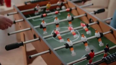 İşten sonra langırt masasında oynayan meslektaşları kapatın.